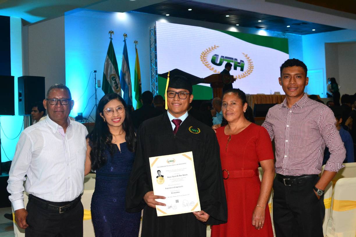 Alonso, Arely y Roger De Dios; Lilia Valeriano y Alessandro De Dios