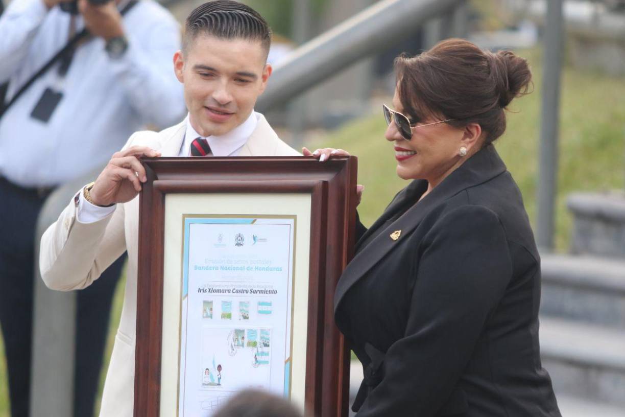 Castro señaló además que no descansará en su “permanente lucha por refundar Honduras ante una decadente clase política que representa los intereses bastardos de quienes no quieren pagar impuestos y eluden la aprobación de la Ley de Justicia Tributaria”.