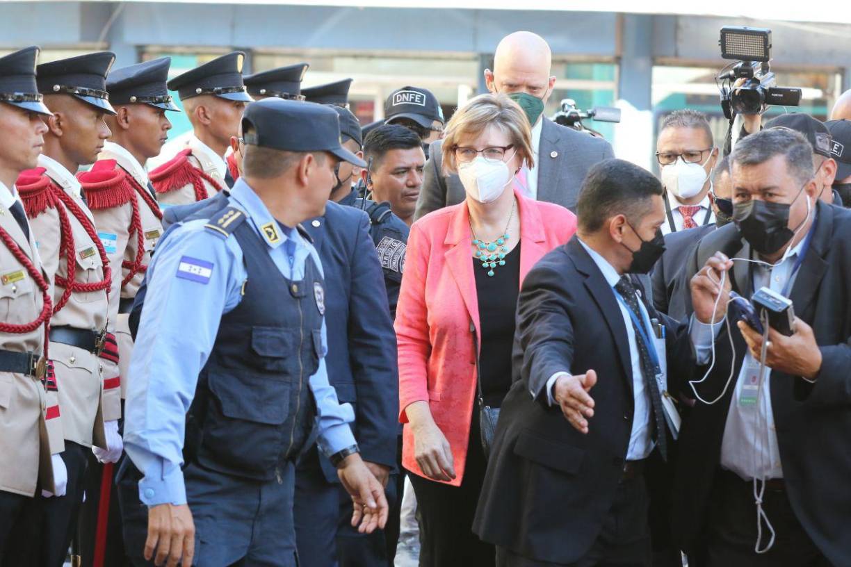 Otra de las llegadas destacadas fue la de la embajadora de Estados Unidos en Honduras, Laura F. Dogu, quien hizo su ingreso bajo un fuerte resguardo policial. 