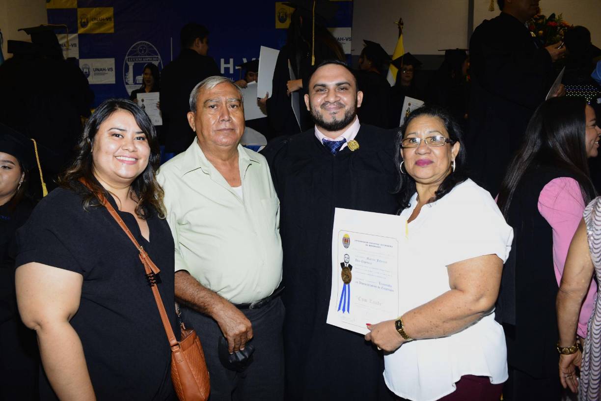 Evelyn, Rafael y Fabricio Díaz junto con Sonia Espinoza
