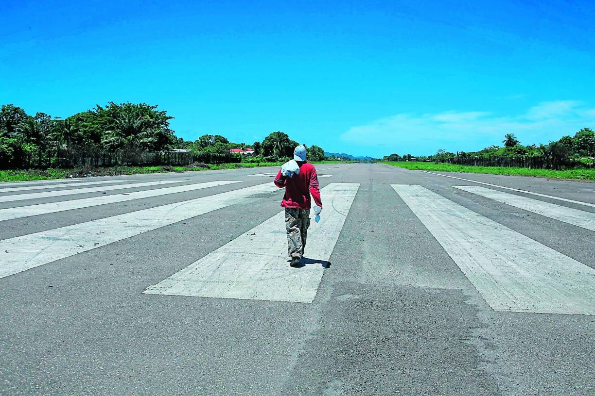 La pista de Tela es una de varias alrededor del país que atraviesan la misma realidad. La Prensa Premium y El Heraldo Plus indagaron los casos y hallaron líneas de corrupción a escala militar en una reciente entrega periodística. 