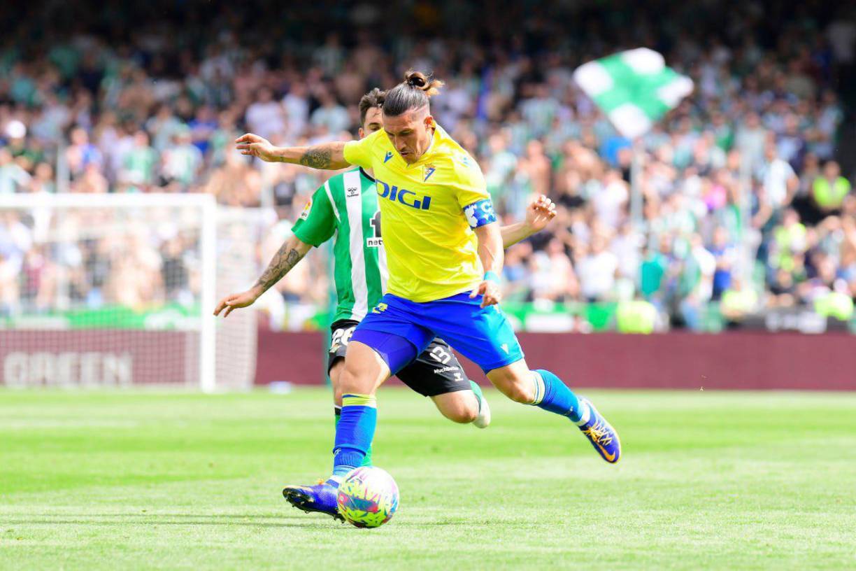 El lateral uruguayo <b>Pacha Espino</b> podría dejar las filas del Cádiz para fichar por el Atlético de Madrid para la próxima campaña. Su contrato con el cuadro cadista finaliza el 30 de junio.