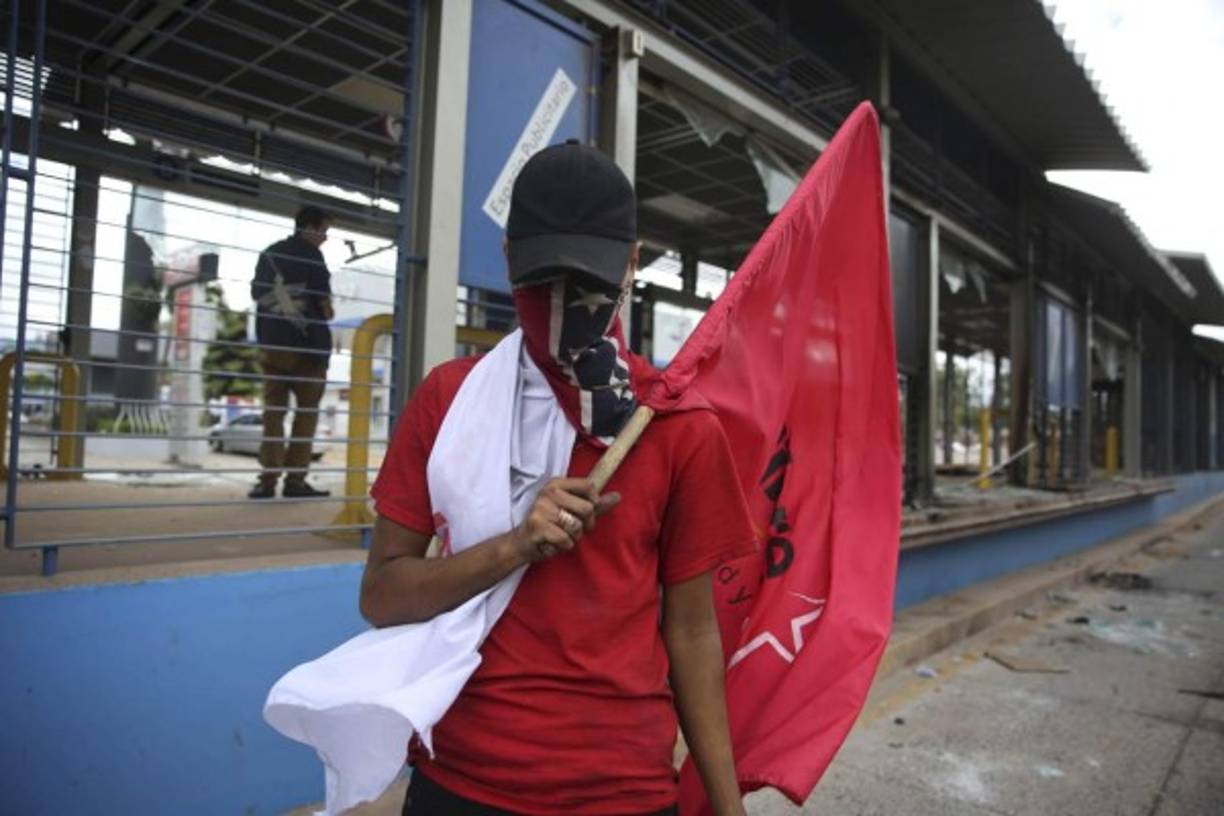 Manifestantes de la Alianza protestan tras protagonizar actos vandálicos en Tegucigalpa.