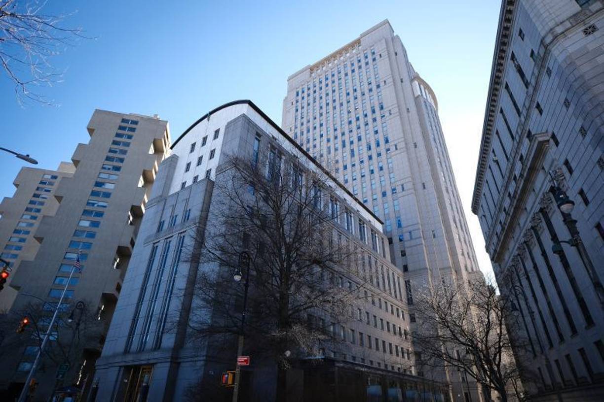 En medio de los rascacielos y el ajetreo diario de Manhattan, emerge como un faro de justicia, un edificio que no se mide por su altura, sino por el peso de la ley que a diario imparte.