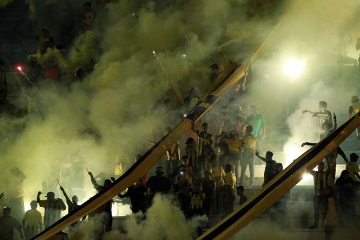 La Mega Barra hizo su show en las gradas del estadio Morazán.