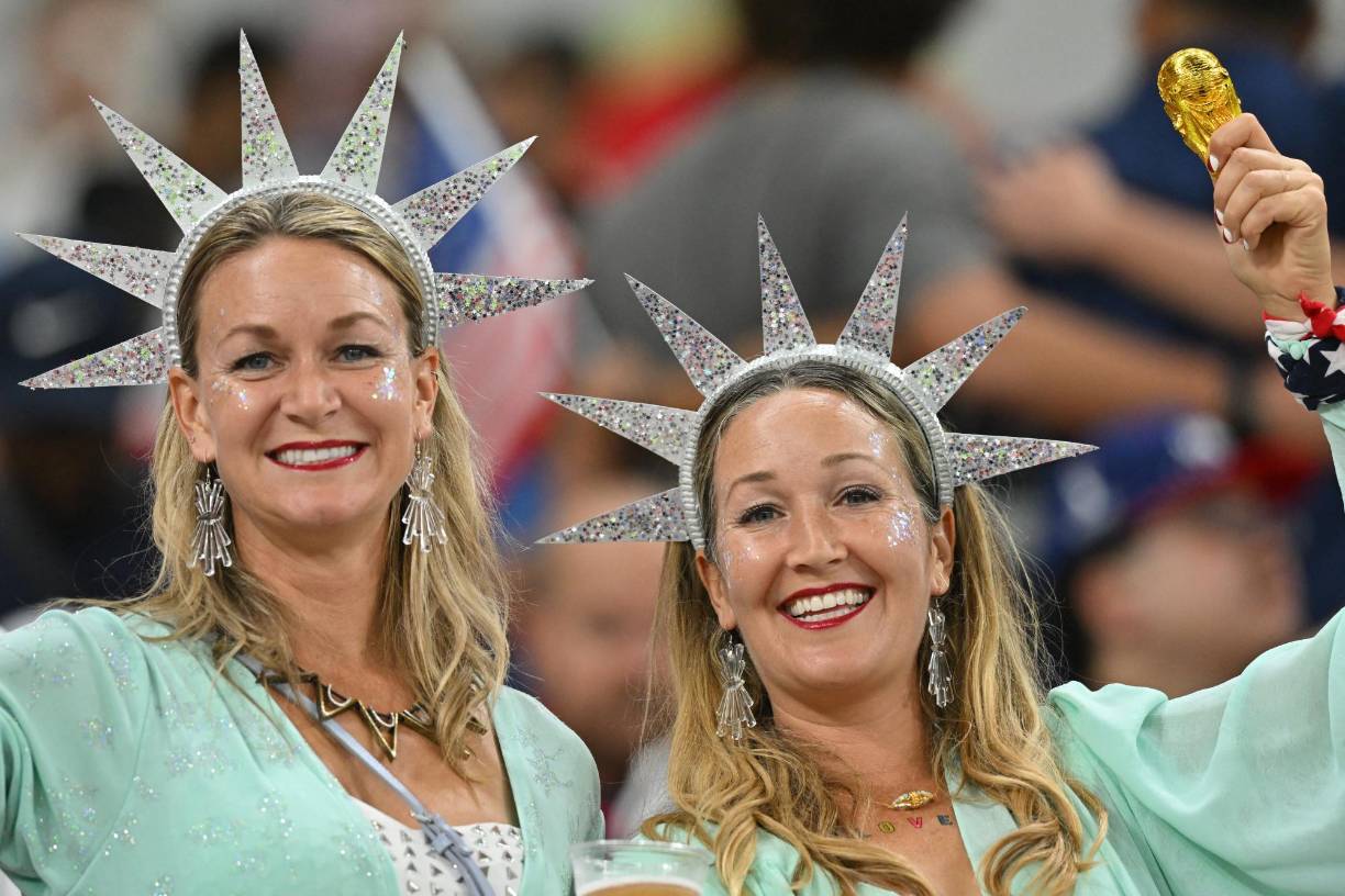 Estas aficionadas estadounidenses estaban acompañadas de una pequeña copa y la bandera de su país.