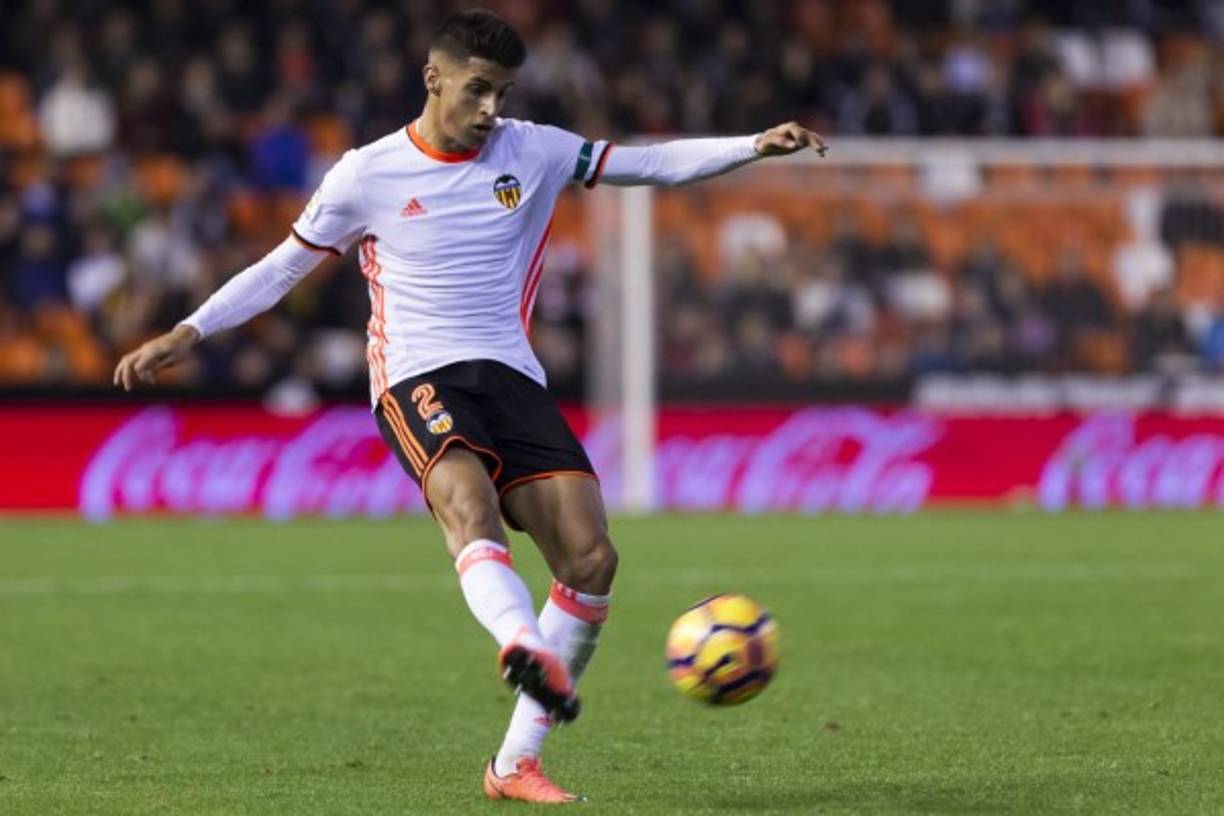 El lateral derecho del Valencia, Joao Cancelo, podría hacer las maletas para Londres. Según cuenta Sky, el Chelsea ha hecho un seguimiento exhaustivo del jugador y podrían hacerse con su fichaje. Hay que recordar que al luso también se le ha relacionado con otros equipos, como la Juventus.