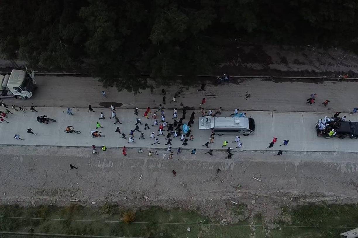 Vista aérea de Shin Fujiyama y su equipo que lo acompaña en el recorrido. Además de fans que se suman en pequeños trayectos.