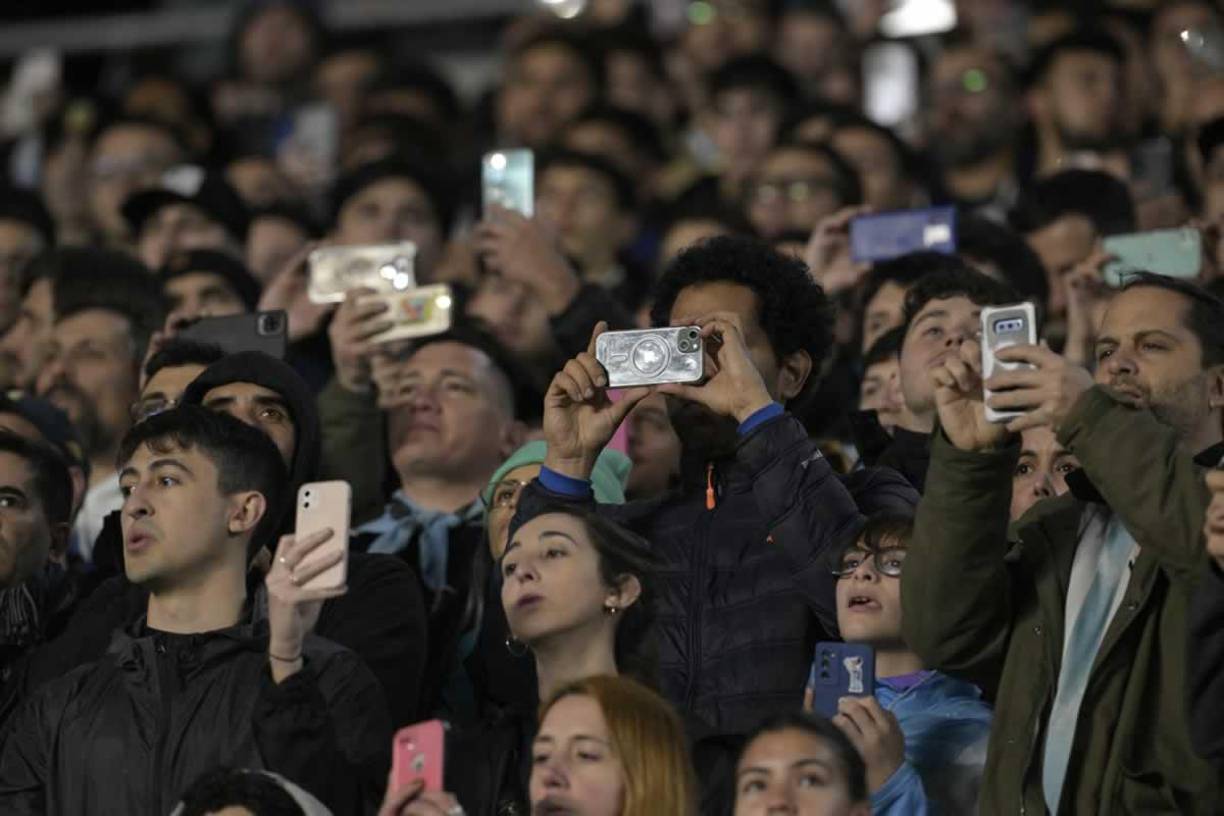 Messi a la cancha y todos con celular en mano para grabar a ‘La Pulga’.