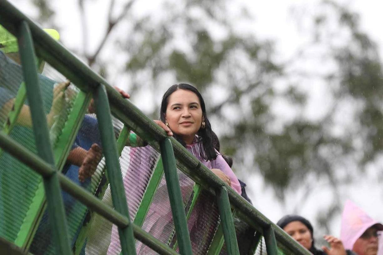 Ella disfrutó bajo la lluvia del partido entre Olancho FC y Motagua en el estadio Juan Ramón Brevé Vargas.