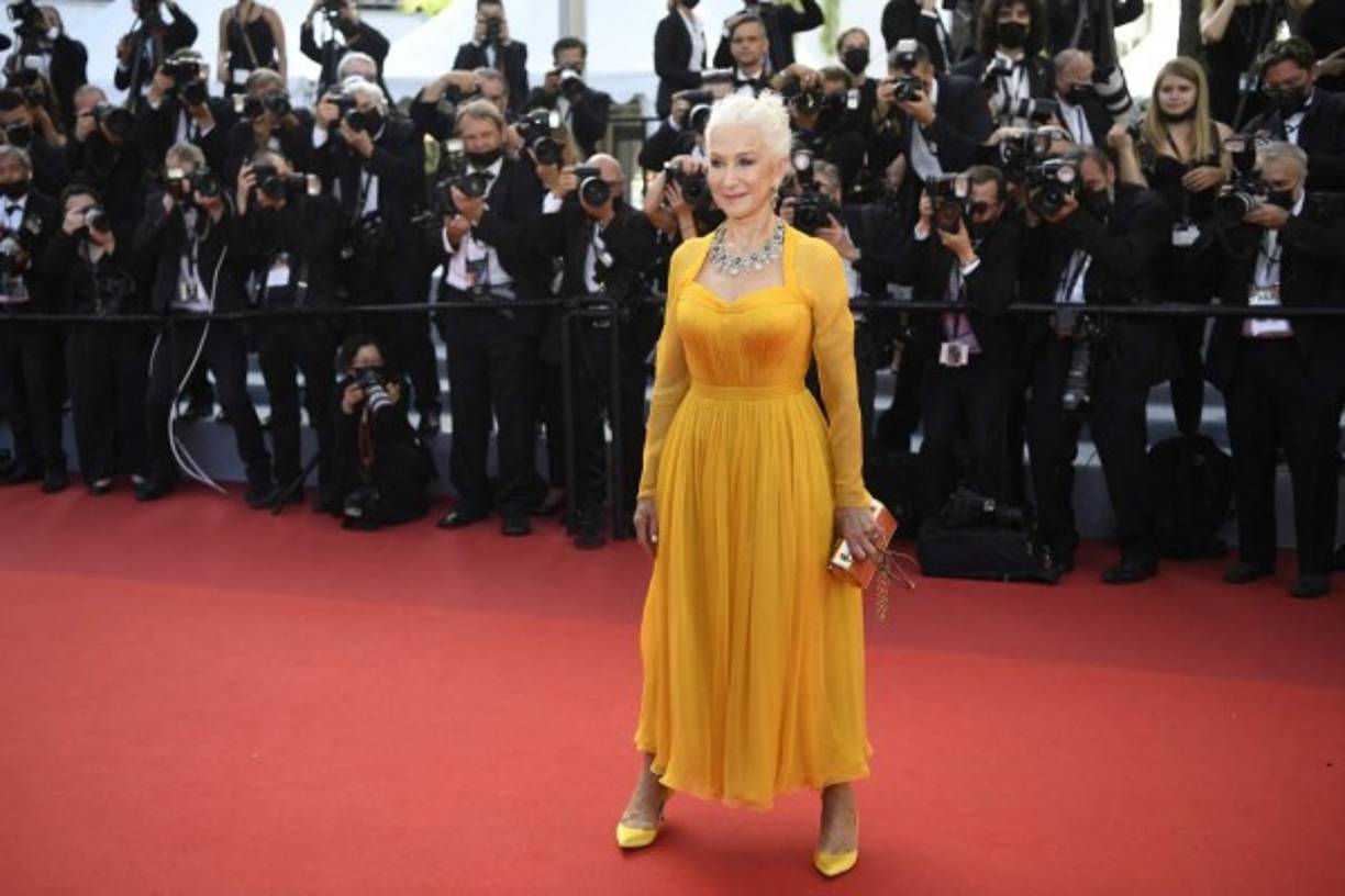 Se sumó a la fiesta del cine la británica Helen Mirren con un 'total look' amarillo mostaza de Dolce & Gabbana y un extraordinario babero de brillantes y esmeraldas.