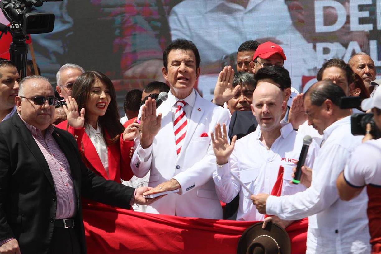 Salvador Nasralla, emocionado al ser juramentado en el Partido Liberal