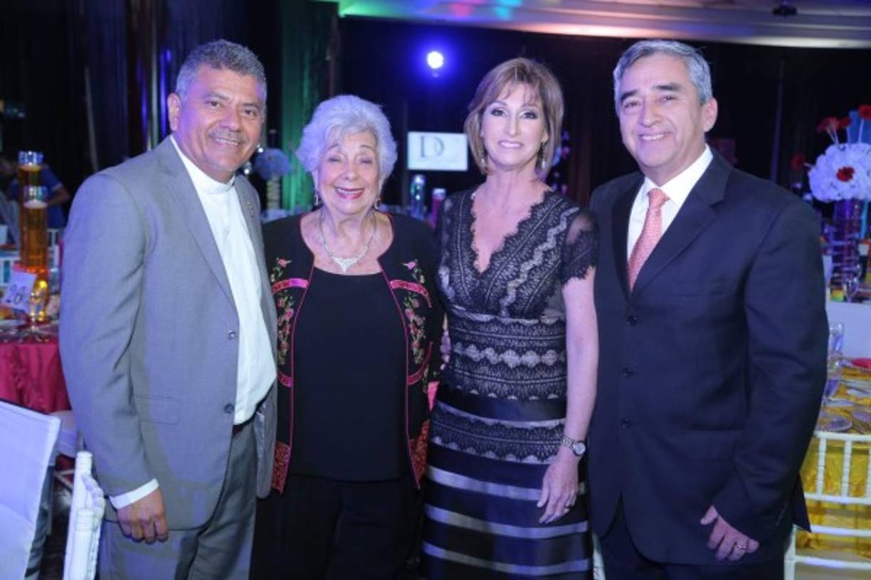 El padre José Canales, Mimí Panayotti, Irma y José Molina