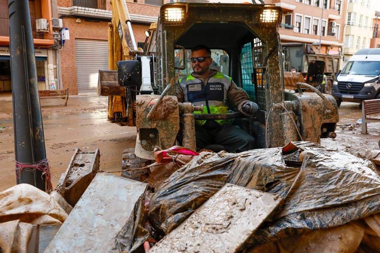 La ministra de Defensa, Margarita Robles, informó que 500 nuevos militares -300 del Ejército de Tierra, 100 de Aire y 100 de la Armada- ya están trabajando desde las 8 horas en Valencia y mañana se incorporarán “los que hagan falta, sin ningún tipo de limitación de medios”.