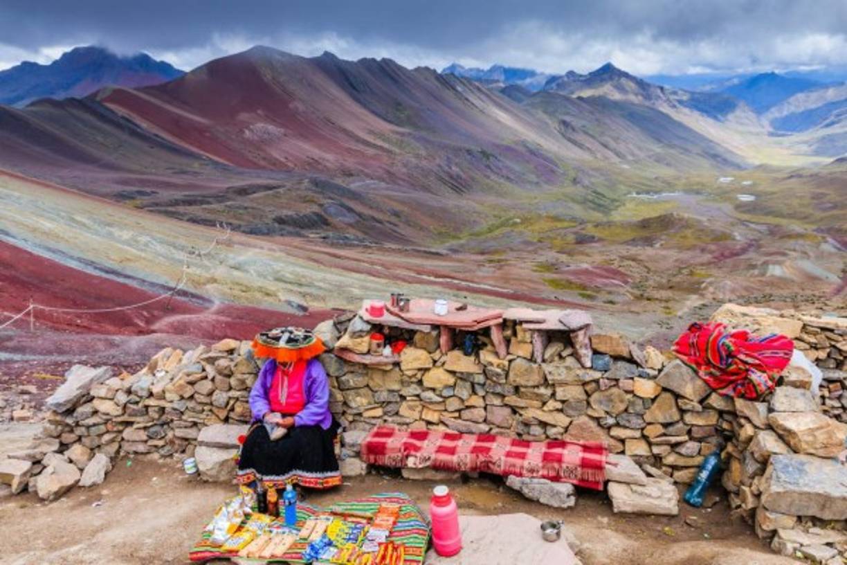 Después de dos horas de caminata llegan a una cima adyacente, a más de cinco mil metros de altitud, y se retratan con sus celulares junto a la rara belleza de la colina. Franjas con diversas tonalidades turquesa, lavanda y dorado dan la impresión de que la montaña está cubierta con una manta multicolor; pero esa paleta es resultado de un choque de placas tectónicas ocurrido hace millones de años.