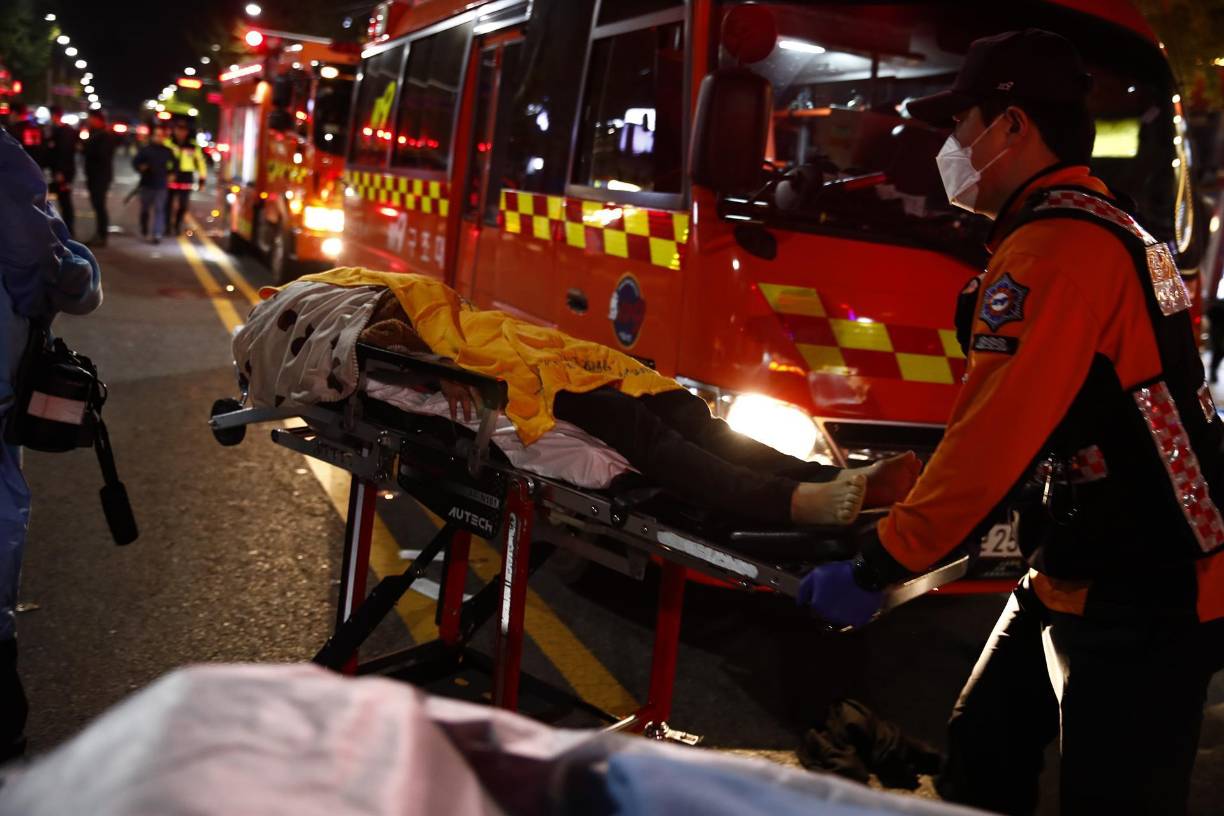 Centenares de ambulancias se alinearon frente al Hospital de la Universidad Soon Chun Hyang, a donde fueron llevadas numerosas víctimas.