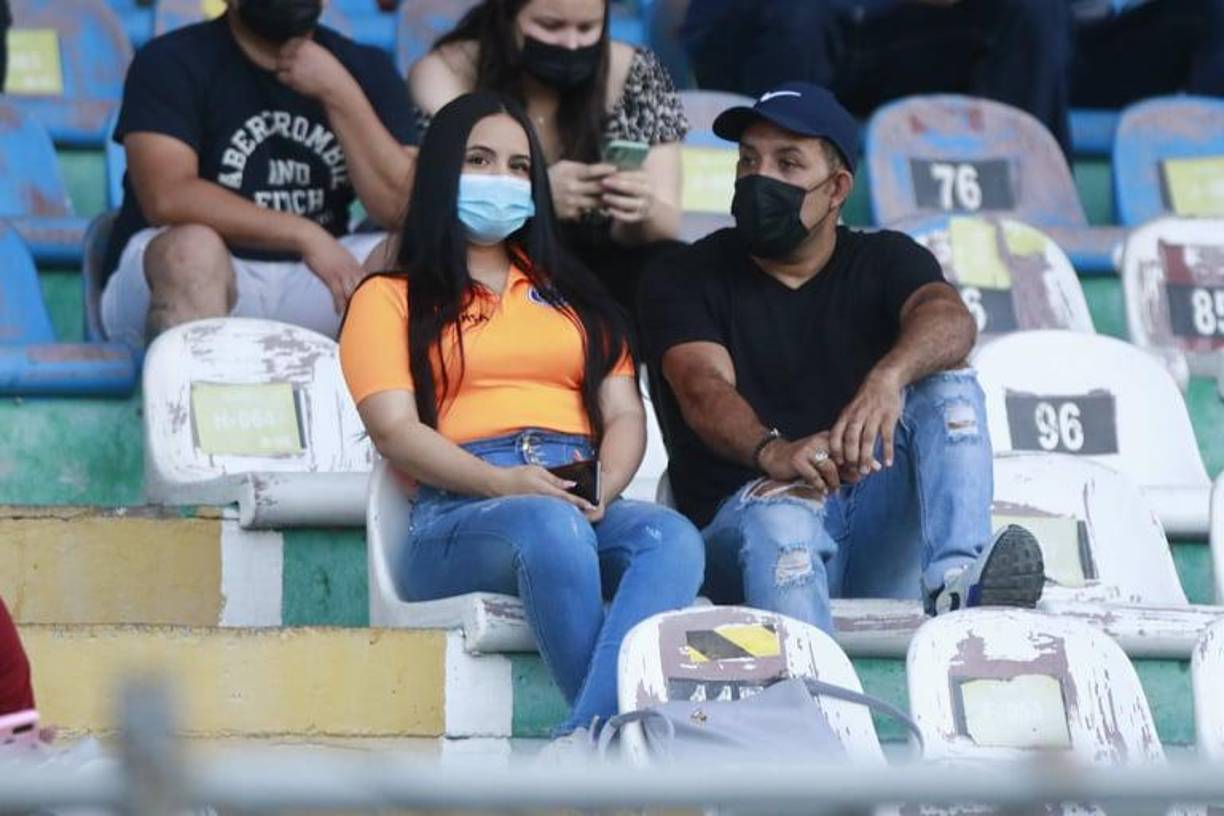 Yulia Posas, chica de Israel, llegó al estadio Morazán para apoyar a su amado Motagua.