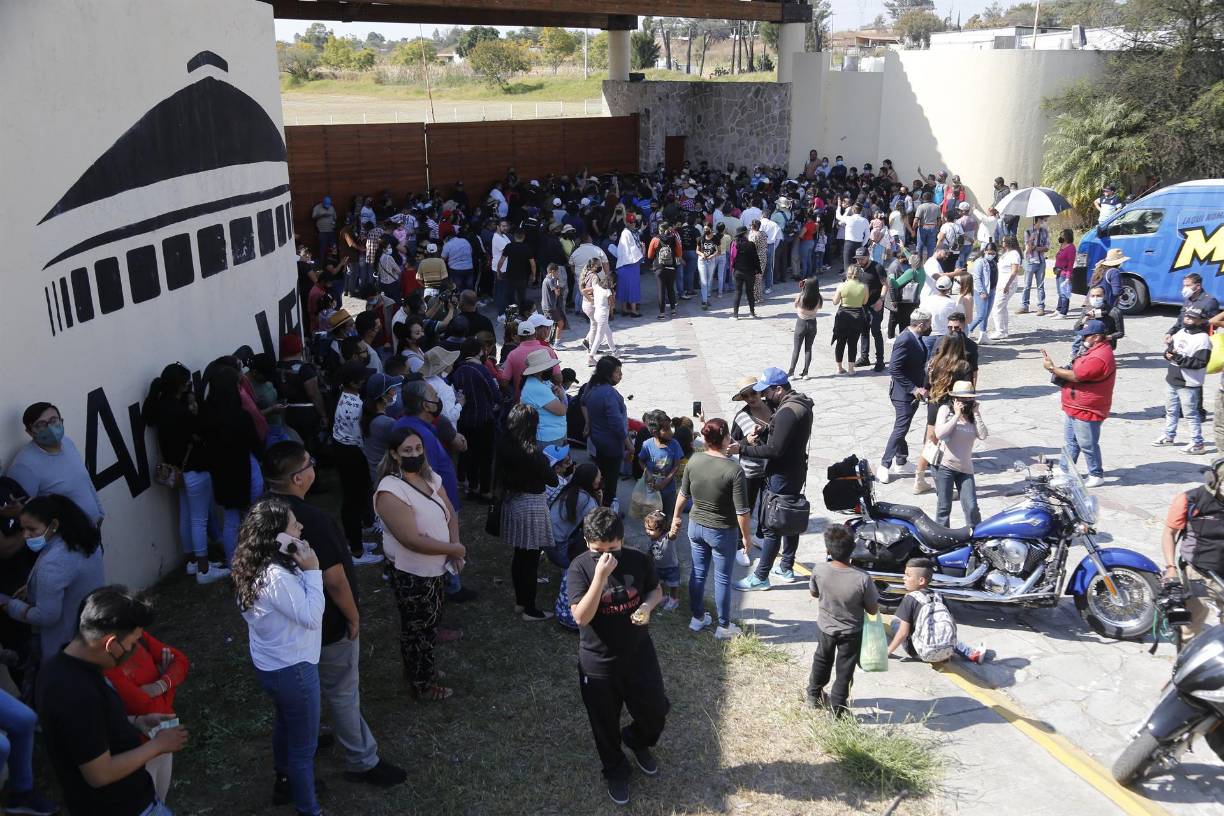 Seguidores permanecen en las afueras del Arena VFG, en el rancho los 3 Potrillos, donde será el funeral del cantante mexicano Vicente Fernández. 