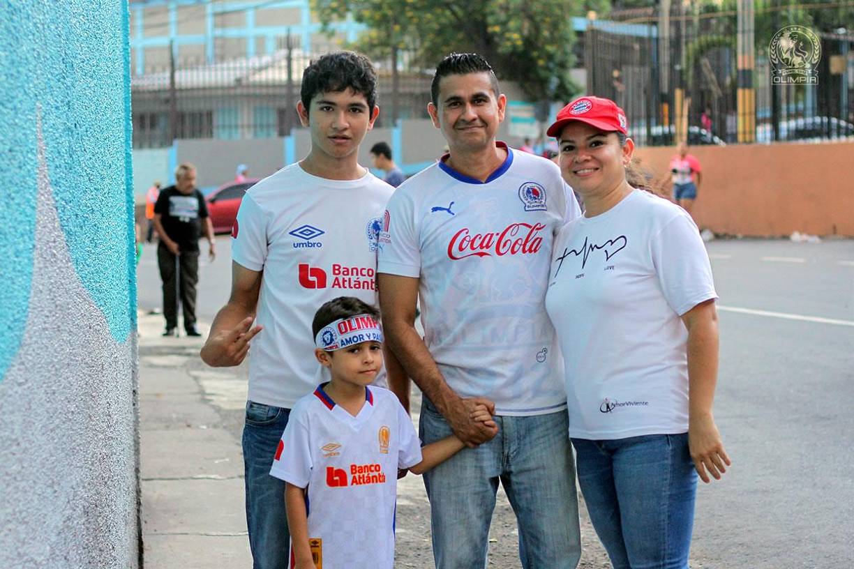 La imagen que nos gusta ver en el fútbol, toda la familia disfrutando de este bello deporte.