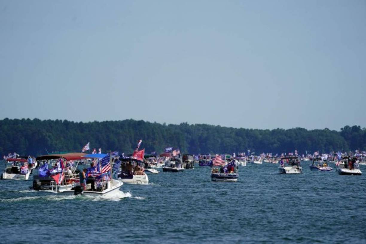 Desde la orilla, seguidores del mandatario aupaban a los navegantes con gritos de “cuatro años más”.
