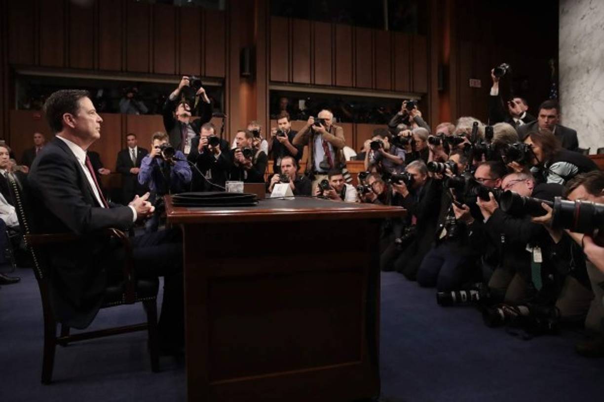 Un batallón de periodistas y ciudadanos esperan despejar la incógnita y ver si Comey echa a Trump a los leones acusándole de alguna manera de obstrucción a la Justicia o si por el contrario se limitará a apuntalar su reputación de independencia sin comprometer al mandatario.