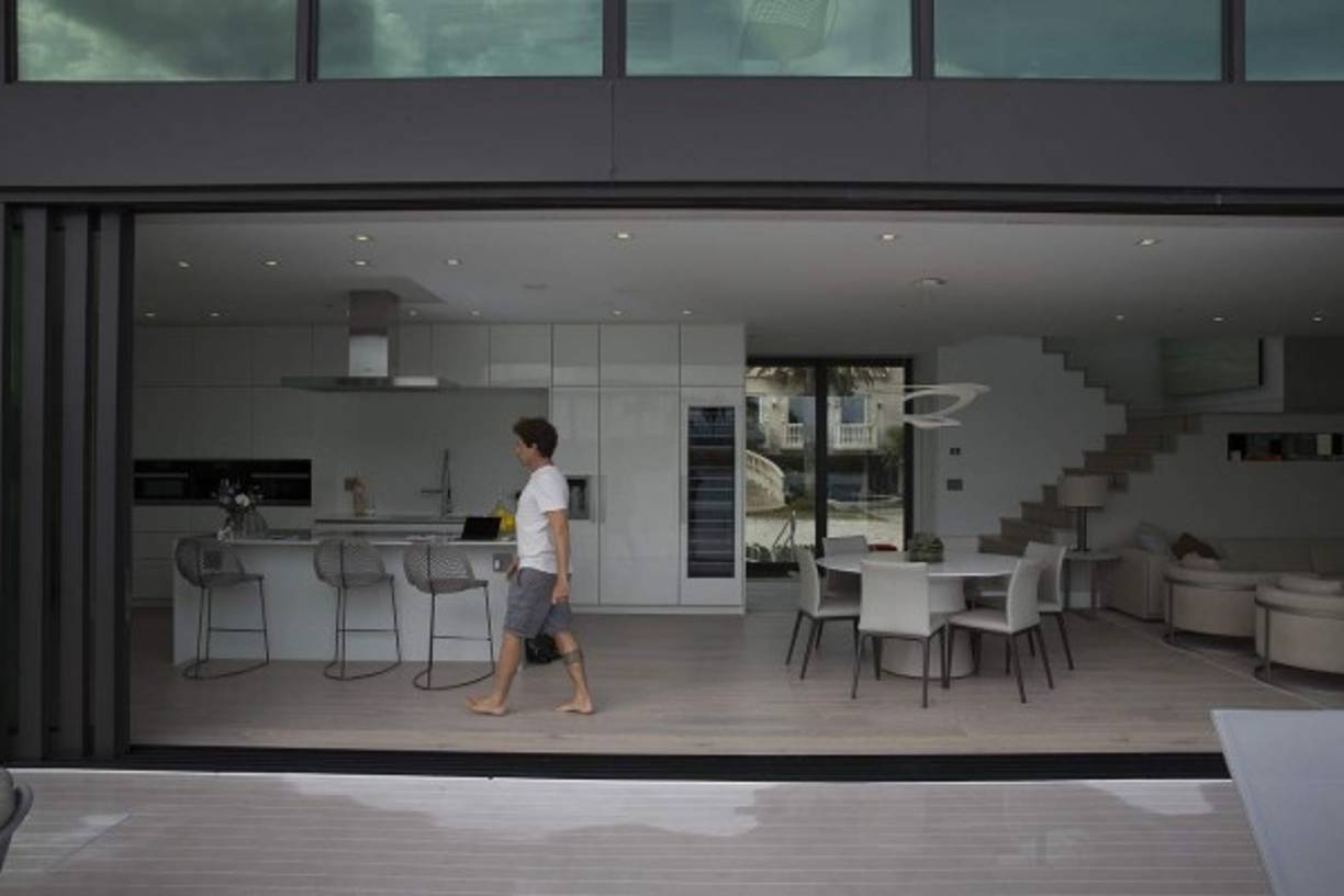 El rápido aumento del nivel del mar, que amenaza con sumergir a varias ciudades costeras, ha llevado a un grupo de emprendedores ha buscar una solución para los residentes de estas metrópolis.