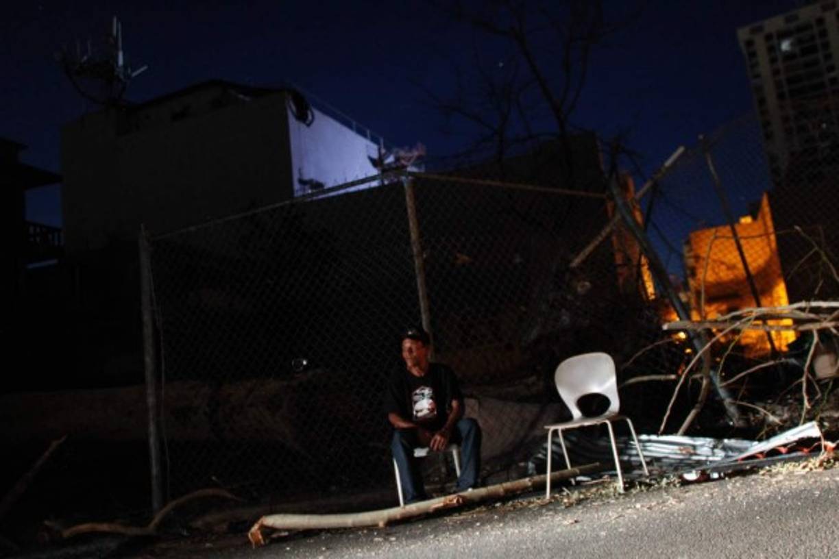 'Puerto Rico estamos trabajando fuerte para levantarnos', es el mensaje que divulgó hoy a través de la red social de Twitter la compañía estatal Autoridad de la Energía Eléctrica (AEE), en un intento de levantar el ánimo a una población con la moral por los suelos y a cuyos sectores más desfavorecidos que viven en zonas remotas la ayuda llega, literalmente, con cuenta gotas.