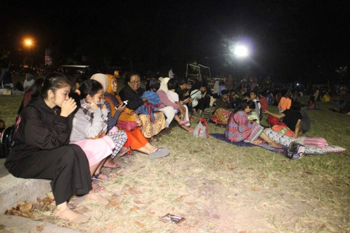 Esta noche, cientos de personas permanecían en las afueras de sus hogares por temor a las réplicas tras el fuerte terremoto.