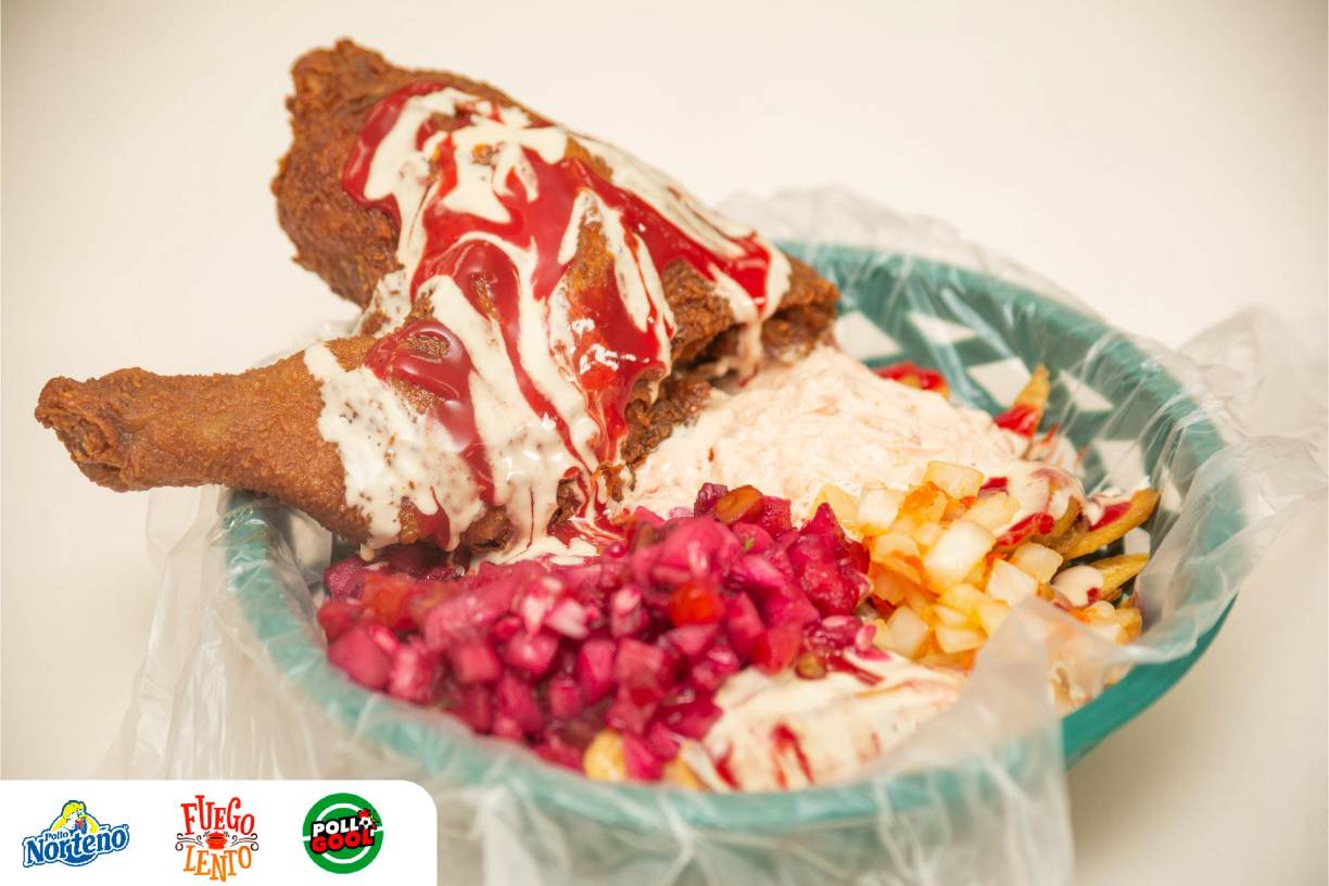 Los platillos de “Pollo Gool” son servidos con un delicioso aderezo y un encurtido picante. 