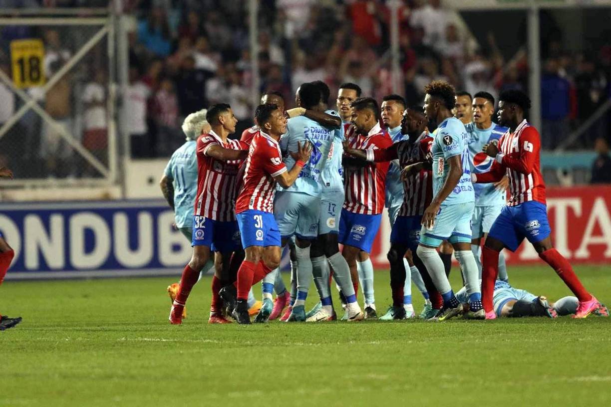 Los jugadores de Motagua y Olimpia protagonizaron un zafarrancho en los minutos finales del partido tras una falta sobre Marcelo Santos.