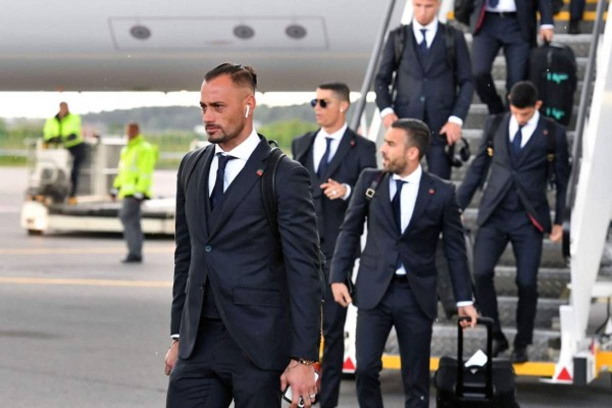 El portero portugués Beto y sus compañeros de equipo bajando del avión en el aeropuerto Zhukovsky. Foto AFP