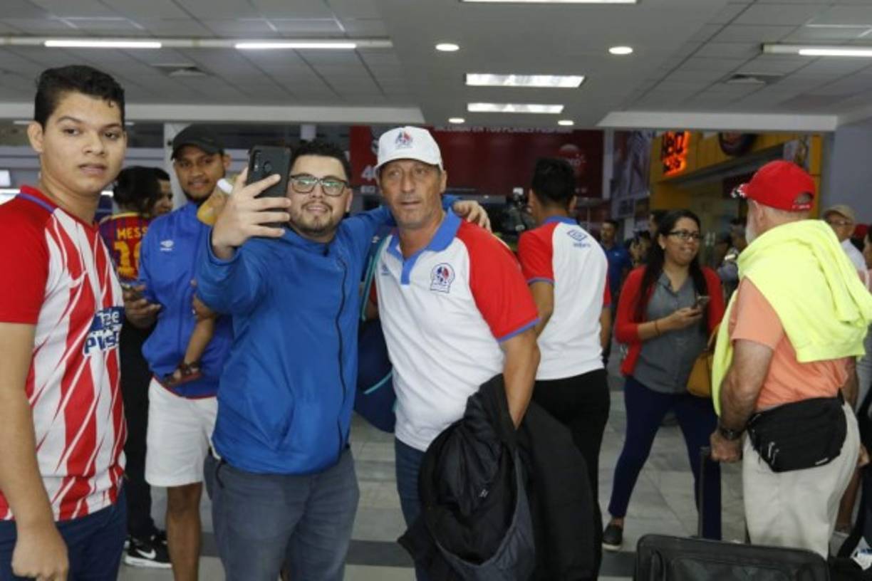 Pedro Troglio compartió con los hinchas del Olimpia en el aeropuerto sampedrano.