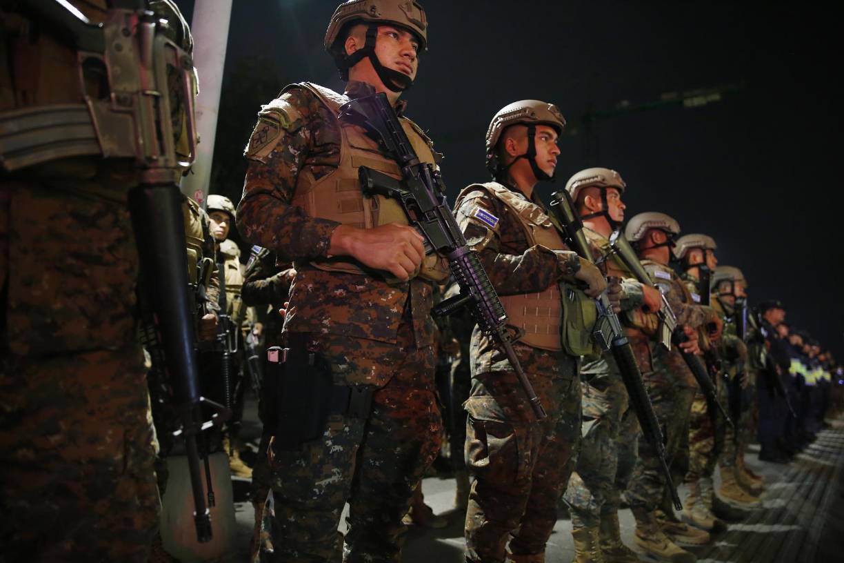 Las imágenes de la guerra contra las pandillas: Más de 50,000 detenidos en El Salvador