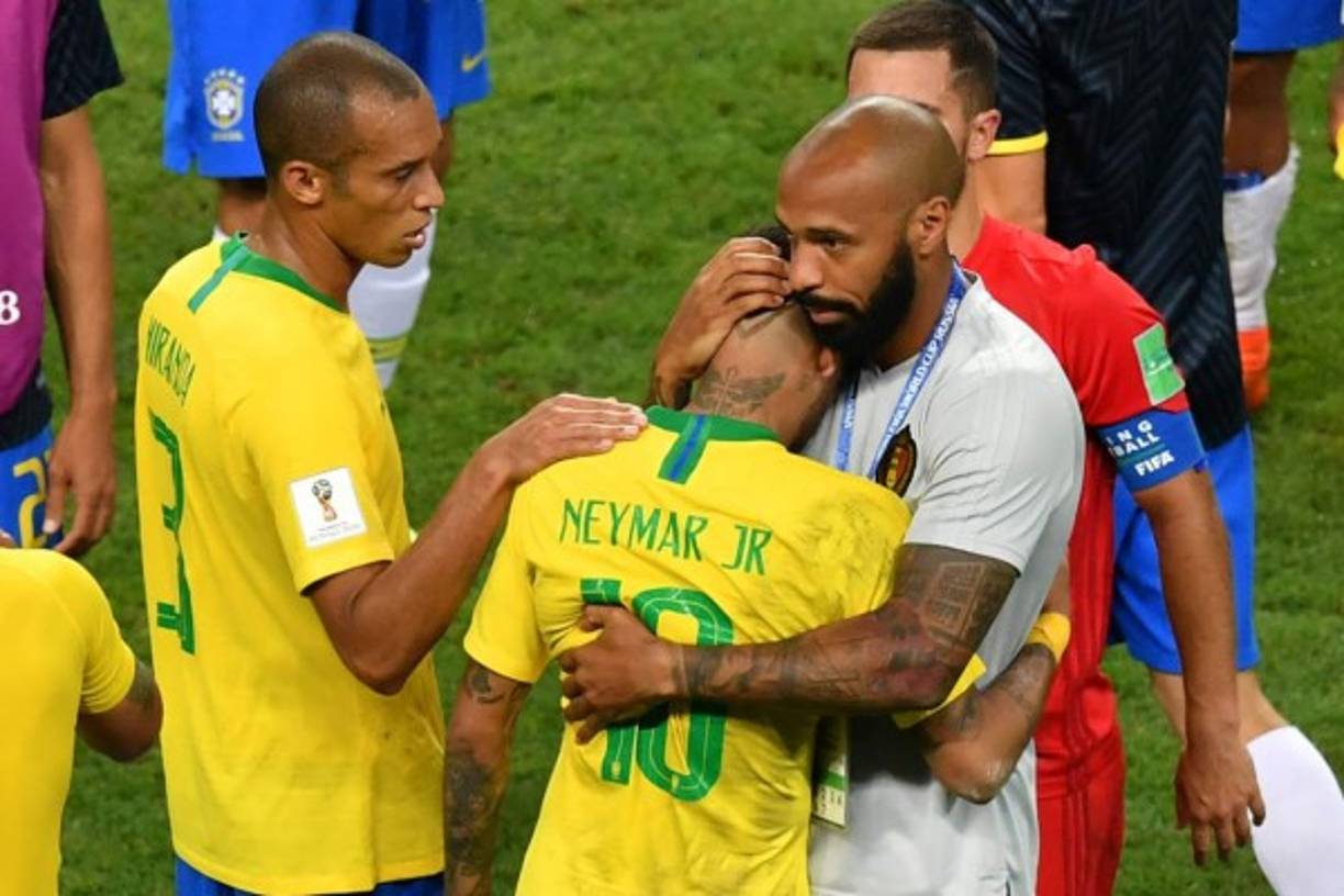 Thierry Henry, asistente técnico de Roberto Martínez, seleccionador de Bélgica, consolando a Neymar tras el partido.