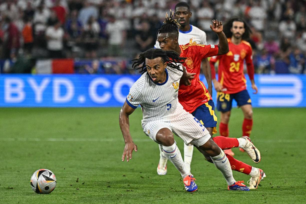 “El respeto entre todos los actores que componemos el fútbol es una base fundamental, o así lo concebimos desde el Athletic Club, que no tiene fórmula someter a una presión pública a jugadores con contrato en otros clubes para tratar de incorporarles”, añadió Uriarte.