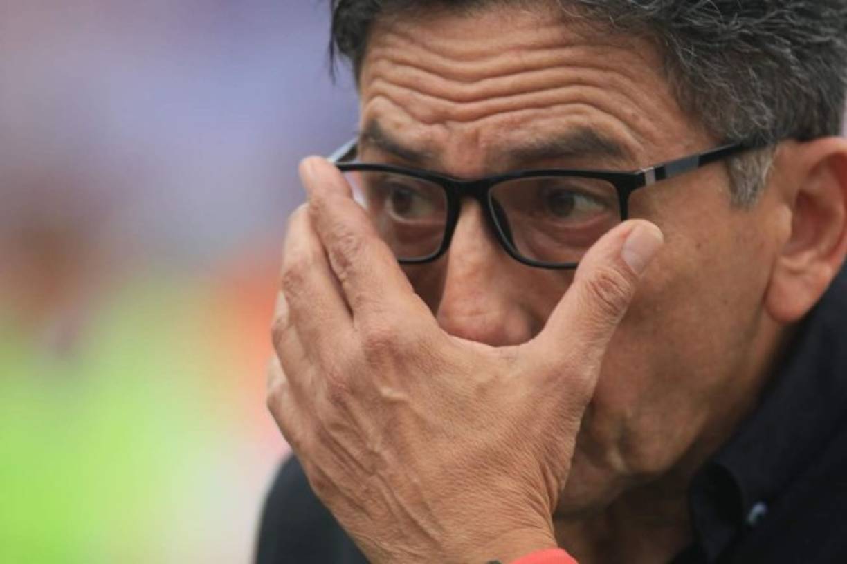 El entrenador Salomón Názar, cabizbajo por la eliminación de la UPN.