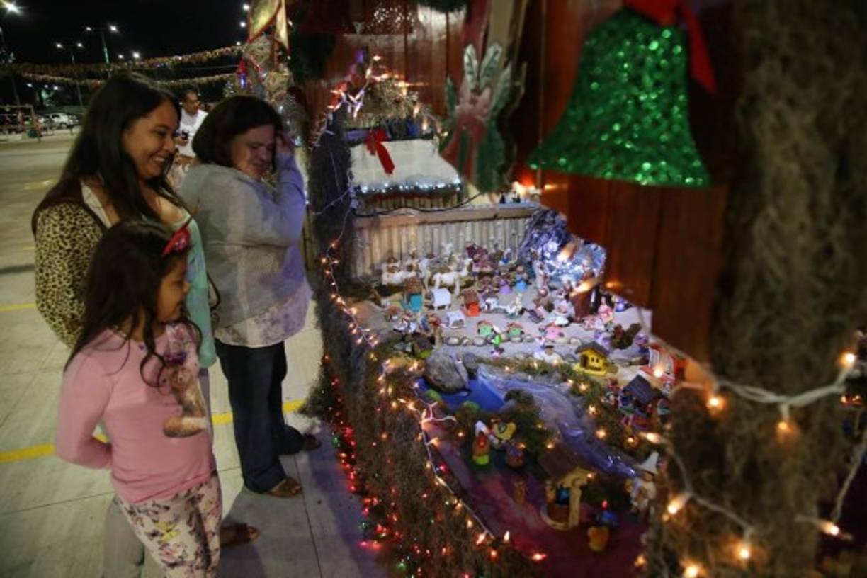 Los hondureños festejan estos días con alegría y regocijo, disfrutando de estas villas que por un momento hacen olvidar los problemas cotidianos.