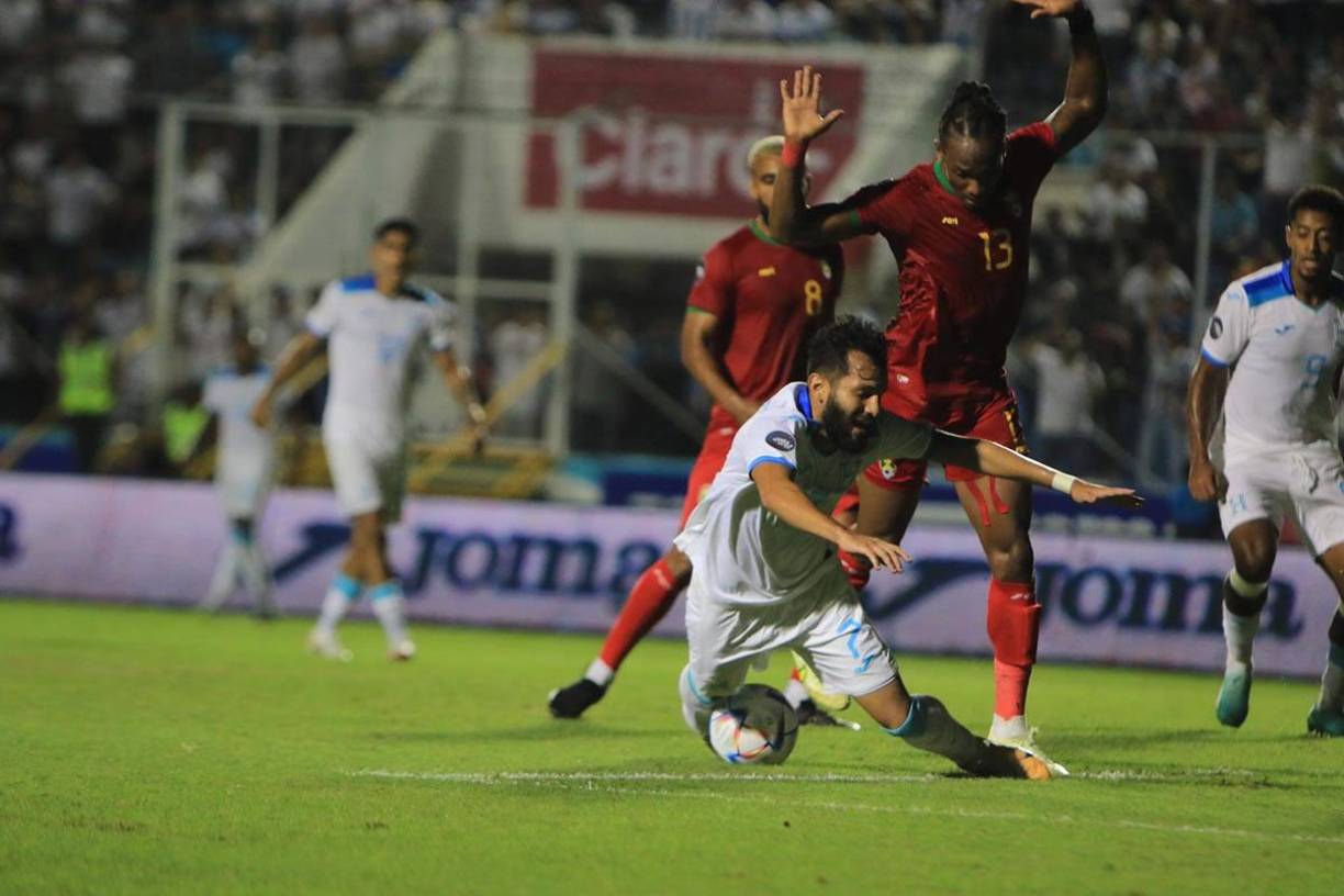 Jorge Álvarez fue derribado por el mediocampista Mackell Gannes y el árbitro Iván Barton pitó penal.