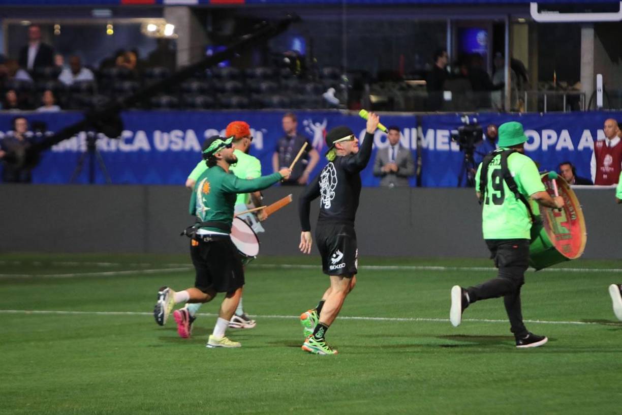 Con el verde característico de su imagen y acompañado por fanáticos ondeando sus banderas tradicionales, el Fercho interpretó la única canción que se cantó en la ceremonia inaugural.