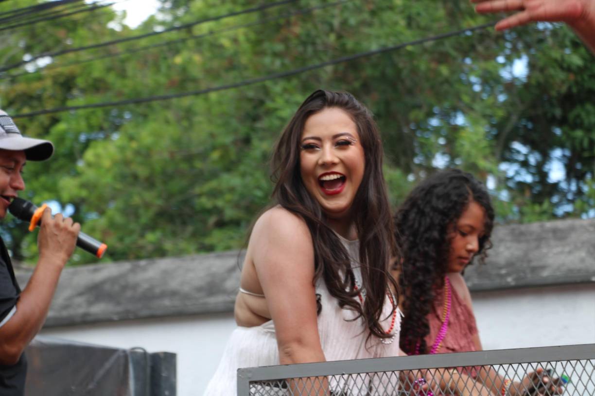 Las guapas copanecas alegraron el ambiente en el desfile de carrozas empresariales.