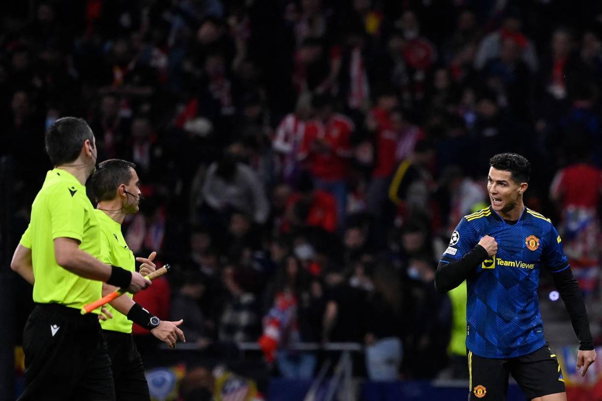 Al final del primer tiempo, Cristiano Ronaldo se fue muy molesto del campo y reclamando al árbitro rumano Ovidiu Hategan.