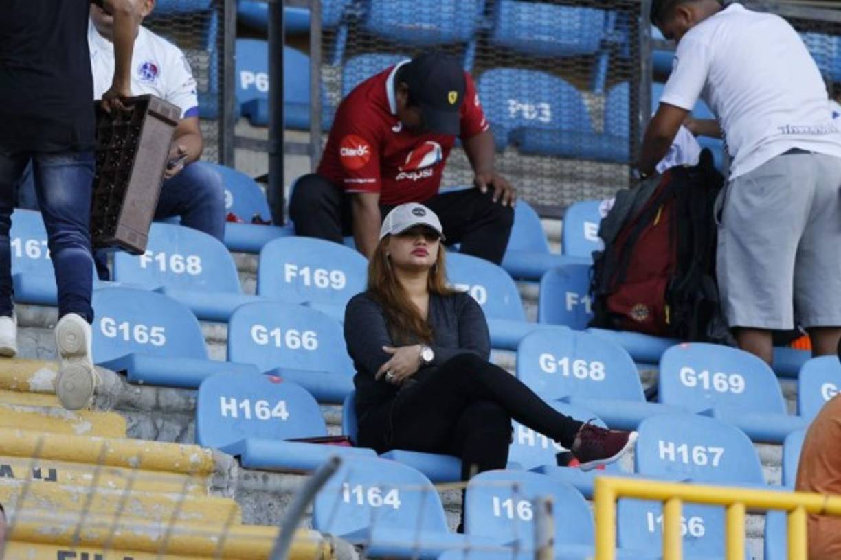 ¿Por qué tan sola? Esta aficionada llegó desde horas muy tempranas al estadio Olímpico para disfrutar del clásico Olimpia vs Motagua.