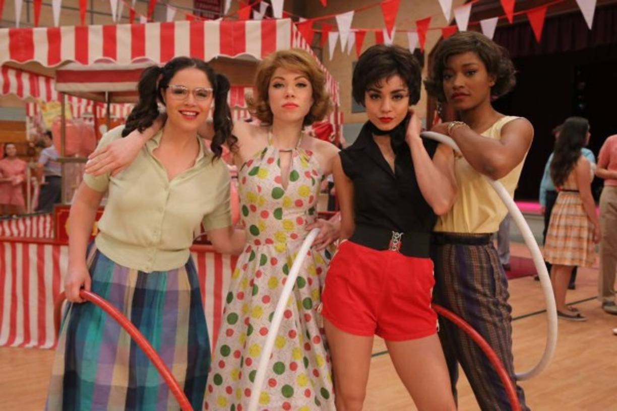 208: y ese es sólo el número de atuendos para los 52 extras en el musical. Cientos de trajes más se requirieron para la docena de integrantes del elenco principal, la mayoría de los cuales se cambian al menos cuatro veces.