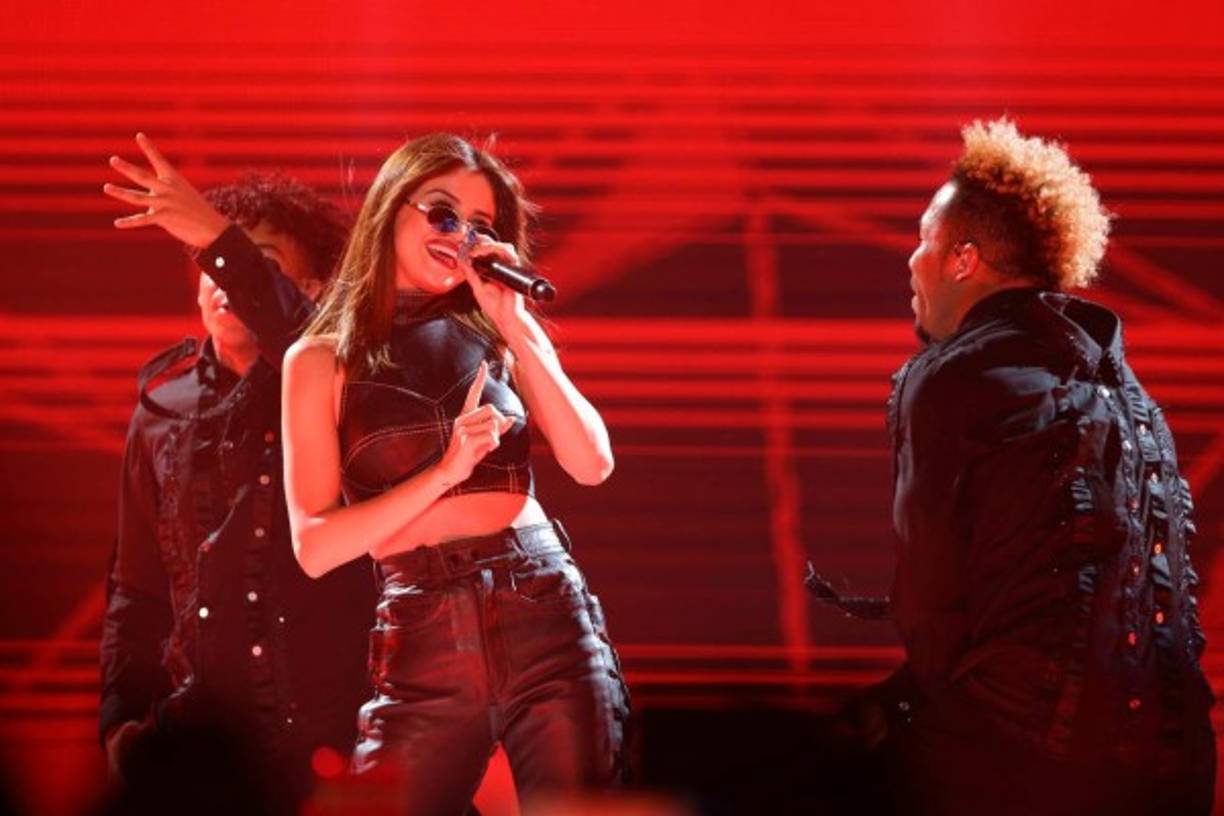 La cantante publicó en su cuenta de Instagram varias fotografías de su nuevo estilo, un cabello hasta los hombros, ondulado y teñido de castaño.