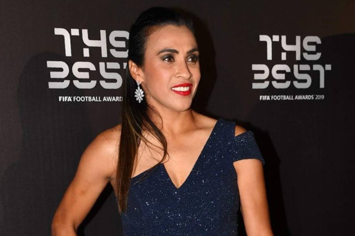 La futbolista brasileña Marta Vieira da Silva lució radiante en la alfombra verde.