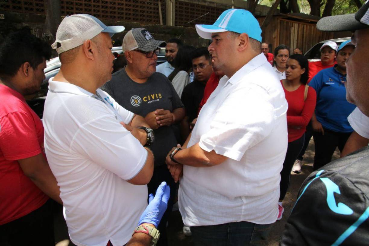 El alcalde de la capital, Jorge Aldana, llegó al lugar a dar sus muestras de pesar.