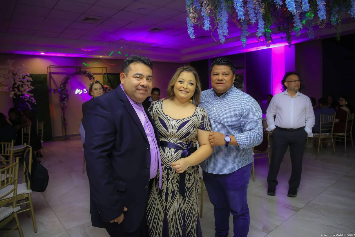 Norman y Karla Rodríguez junto a Melvin Cubas