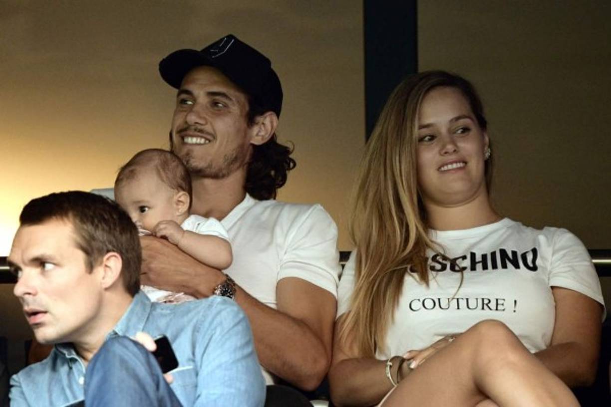 Edinson Cavani, de baja en el PSG por lesión, estuvo en el palco del Parque de los Príncipes acompañado por su bella novia Jocelyn Burgardt.