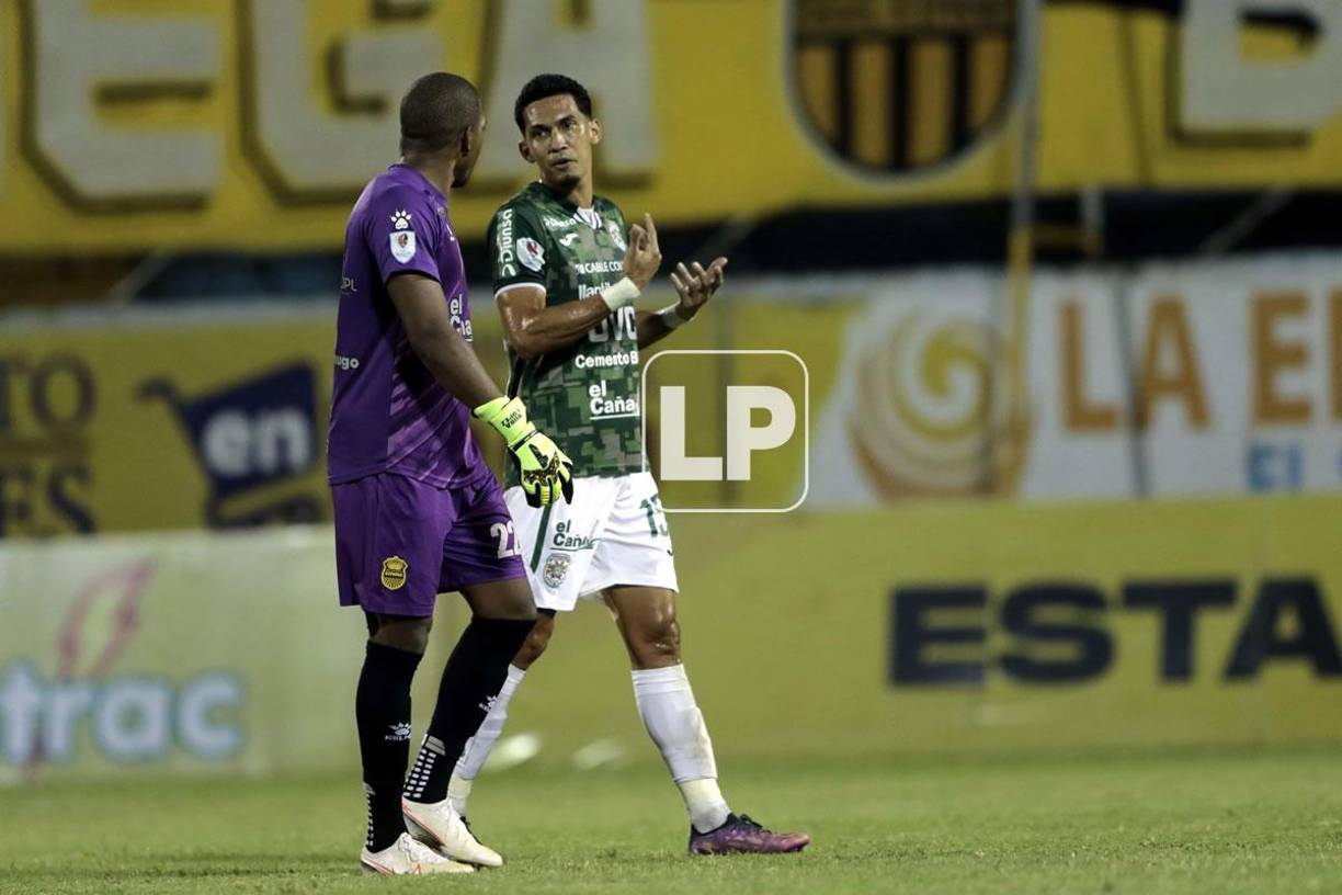 Allans Vargas se fue expulsado en el primer tiempo tras una dura falta y salió del campo charlando con su excompañero Luis ‘Buba‘ López.