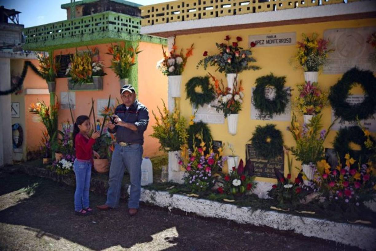 Los familiares de los fallecidos en la tragedia de la aldea El Cambray, sepultada por un deslave hace unas semanas, visitaron este lunes las tumbas de sus seres queridos.